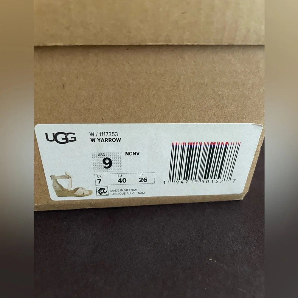 UGG Women's Yarrow Sandals size 9 Bnib - Picture 2 of 12